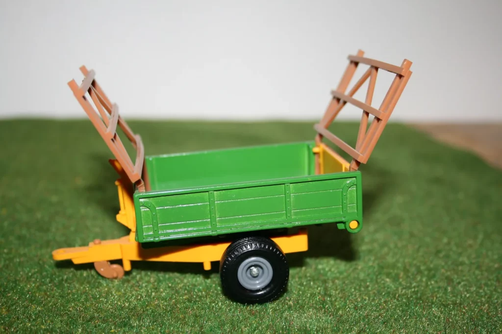 Petite benne verte avec échelons