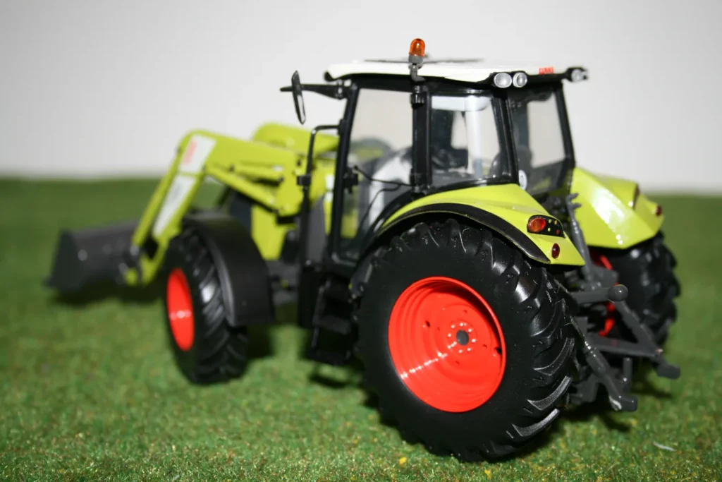 Claas Arion 430 chargeur