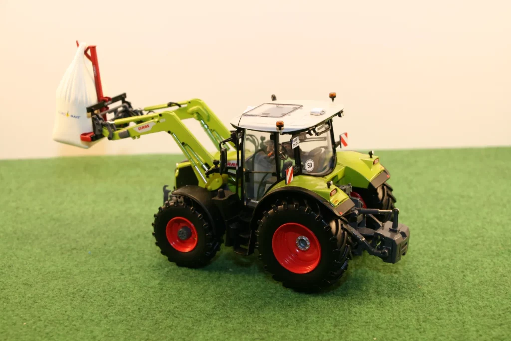 Claas Arion 650 avec chargeur