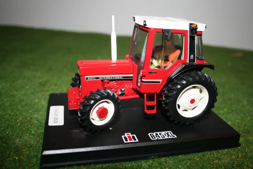 IH 845 XL ailes noires