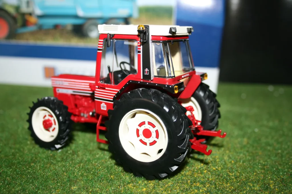 IH 856 XL (jantes rouges)