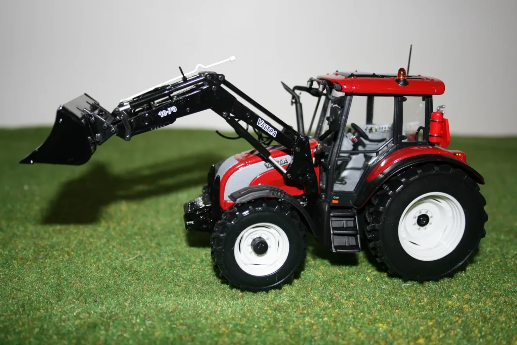 Valtra C rouge chargeur