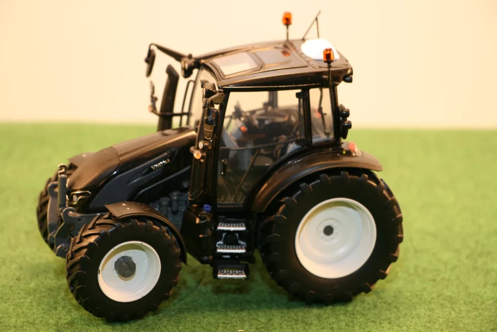 Valtra N142 black