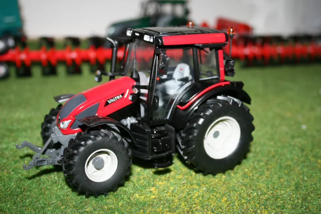 Valtra T163 rouge métal
