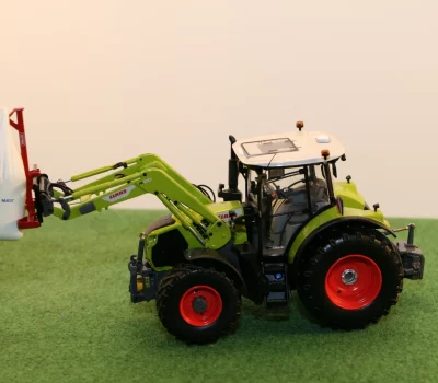 Claas Arion 650 avec chargeur