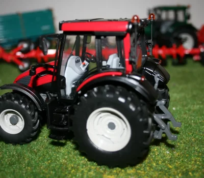 Valtra T163 rouge métal